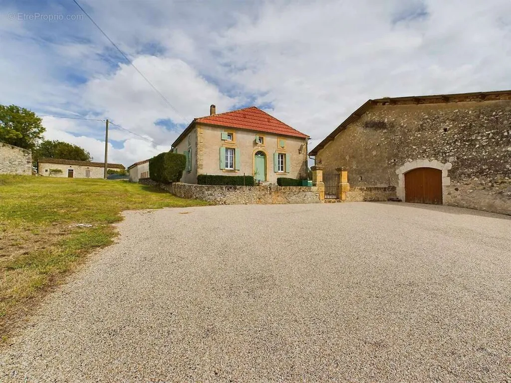 Esterno - Farmhouse with Pool in Vineyard Setting