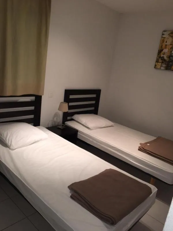 Chambres - Villa avec Terrasse et Golf à Proximité