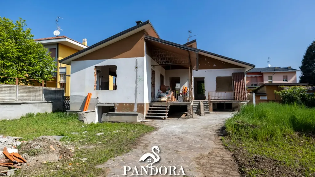 Välivaade - Rustic-Style Semi-Detached Villa with Terrace in Lonate Pozzolo