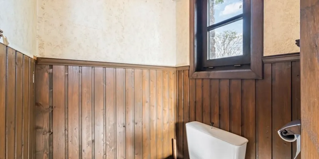 Salles de bain - Maison à rénover avec vue sur l'eau à Oudenburg