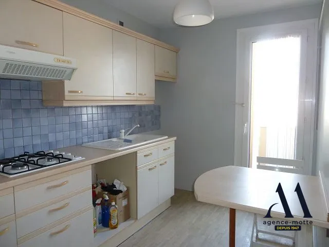 Köök - Bright 3-Bedroom Apartment with Balcony in Tours