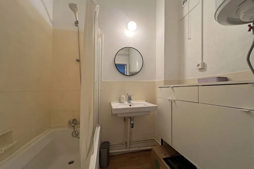 Salles de bain - Appartement Lumineux avec Cave à Liège