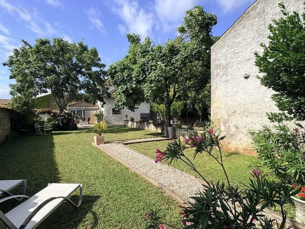 Aed - Charming Stone House in Centre-Bourg