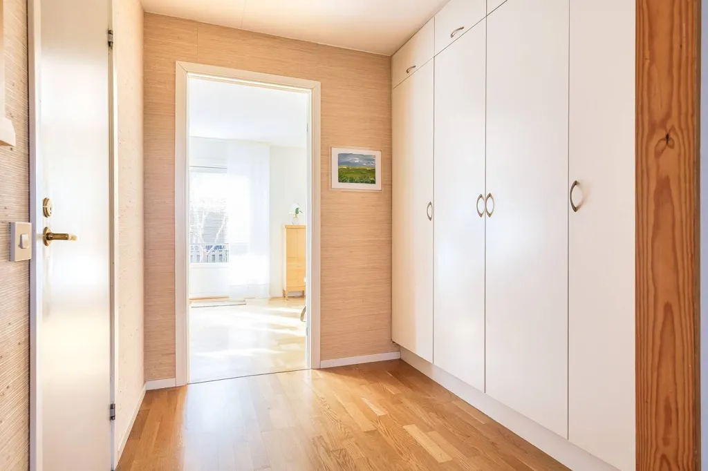 Esik - Central Detached House with Garage in Sandviken