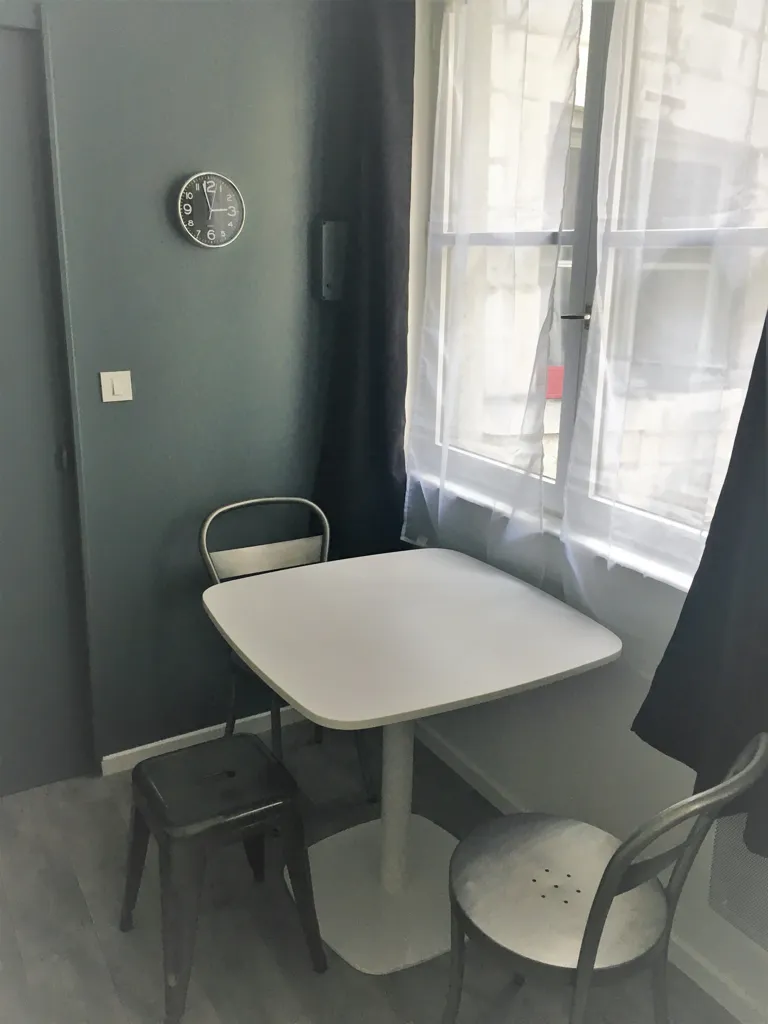 Salle à manger - Studio Meublé avec Cour Intérieure à Besançon