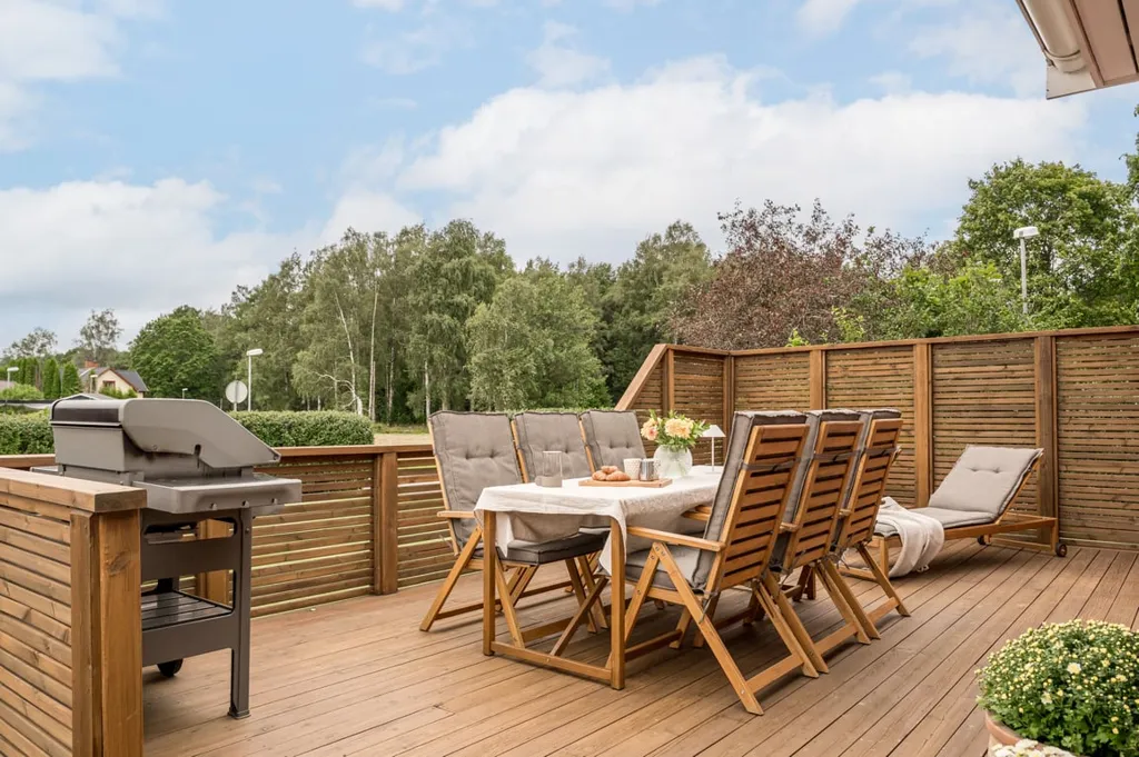 Terrazza - 1920s Timber Villa with Garden in Kristinehamn