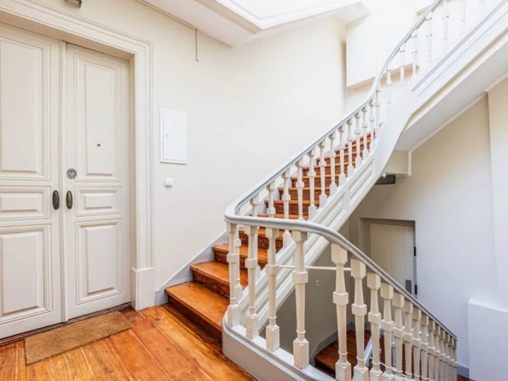 Pièces - 3-Bedroom Flat with Metro Access in Entrecampos