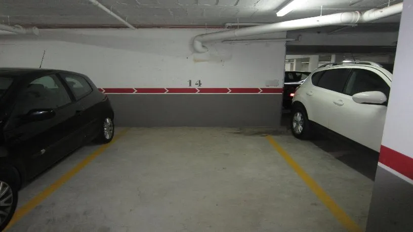 Garaaž - Apartment with Parking in Tortosa
