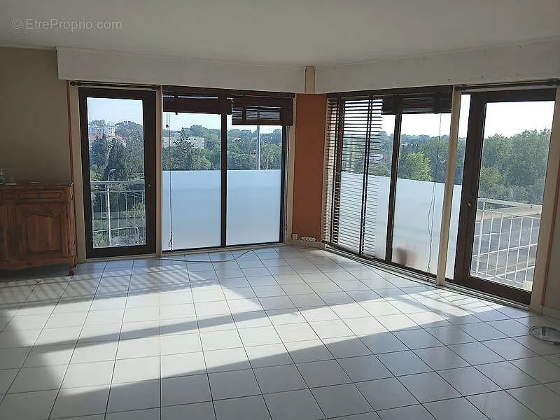 Séjour - Appartement T4 avec Balcons et Vue Jardins à Perpignan