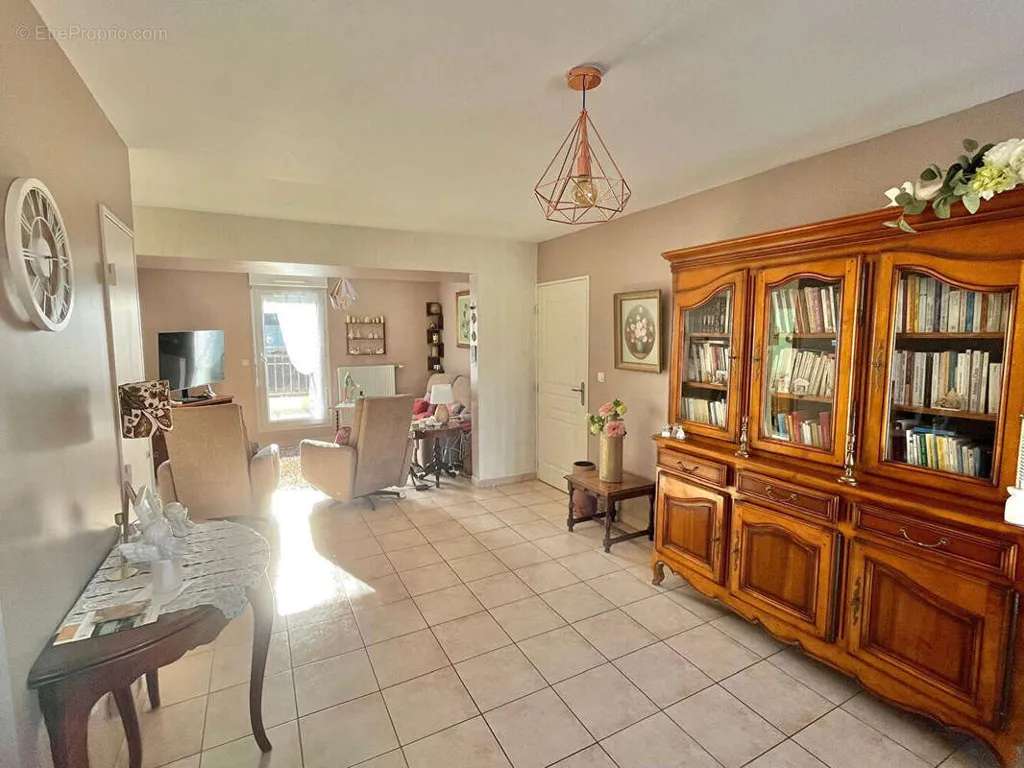 Salle à manger - Appartement T4 avec Garage dans l'Hypercentre de Bourgoin-Jallieu