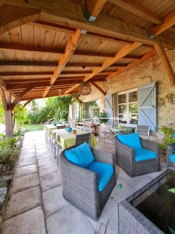 Terrasse - Hôtel de Charme avec Piscine au Cœur de Mercuès