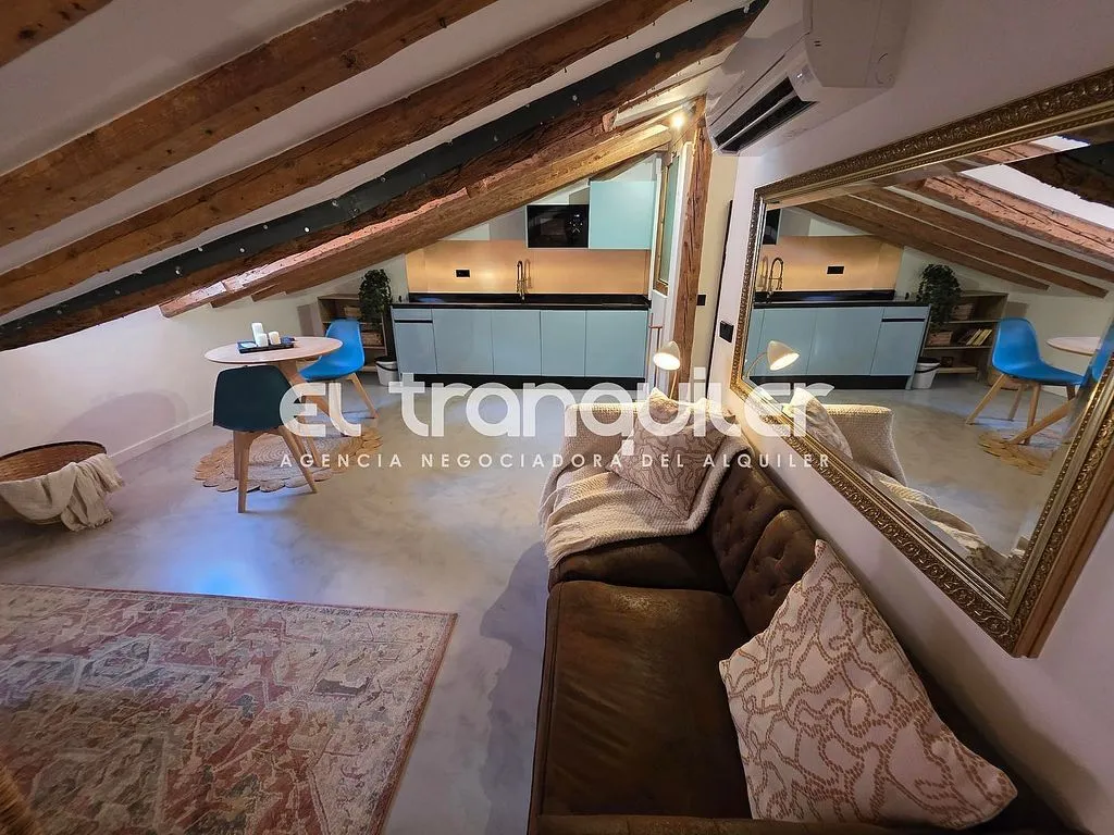 Soggiorno - Studio with Air Conditioning in De la Luna Street