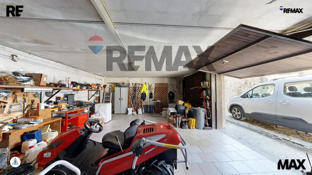 Garage - Agriturismo with Pool in Chiusi della Verna