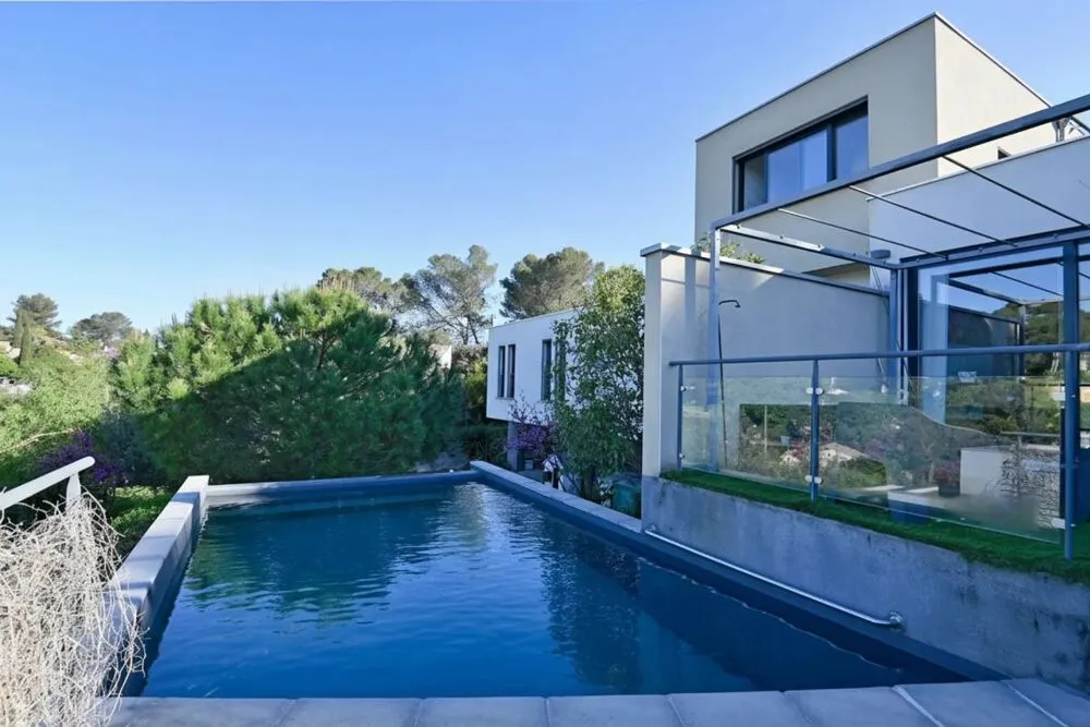 Bassein - Modern Villa with Pool in Nîmes