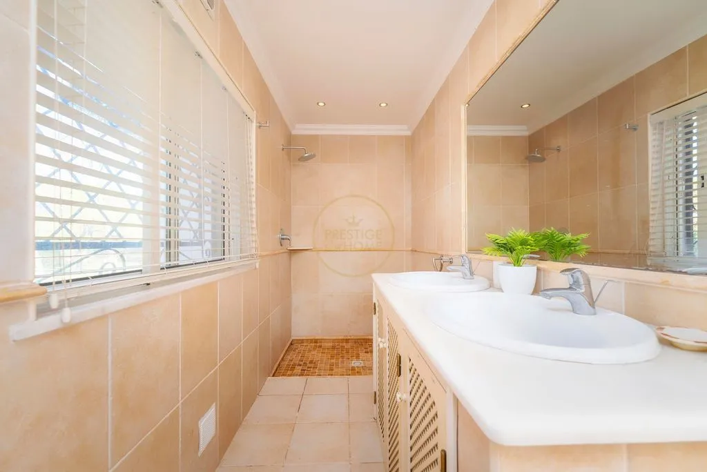 Vannitoad - Luxury Villa with Pool in Quarteira