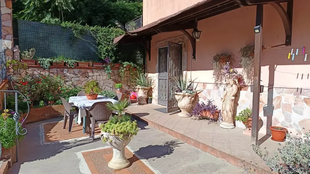 Terrass - Two-Level Apartment with Garden in Baronissi