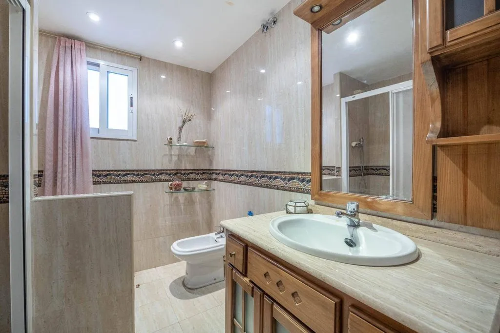 Vannitoad - Luxury Flat with Balcony in Gran Capitán, Granada