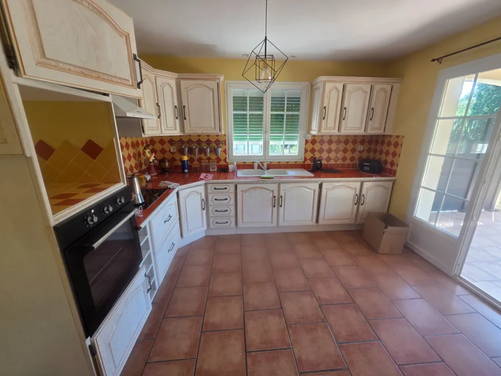 Köök - Charming Villa with Terrace in Cendras
