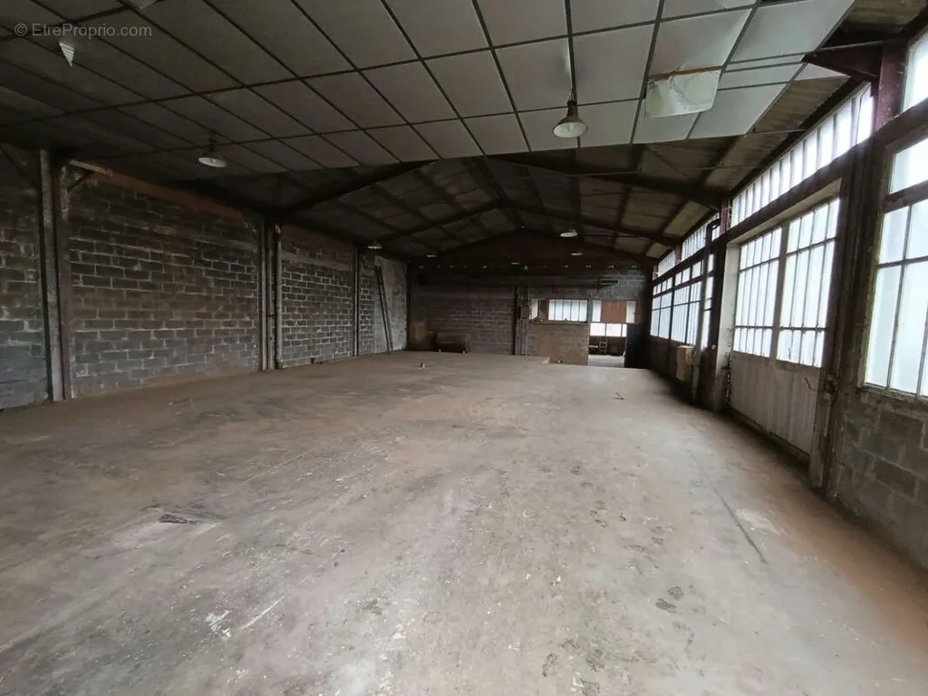 Garage - Artisanal Complex with Storage in Mainvilliers