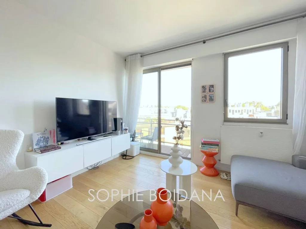 Elutuba - Luxury Apartment with Balcony in Paris 8th