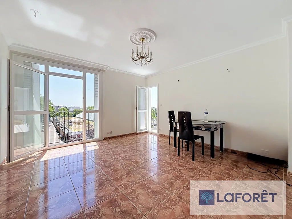 Dining Room - Apartment with Balcony near Créteil