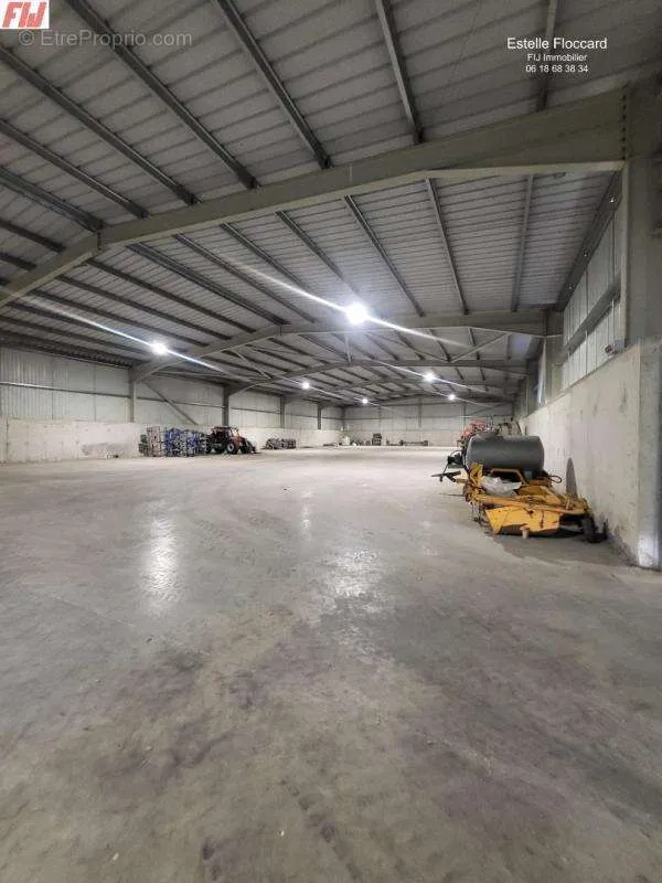 Garage - Agricultural Warehouse with Large Land in Bedarrides