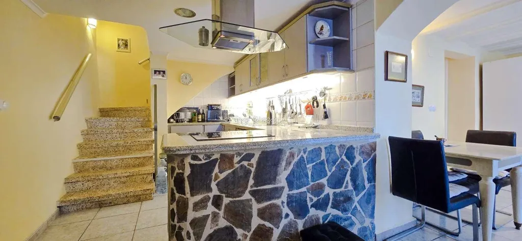 Cucina - Charming Townhouse with Sun Lounge in Ador