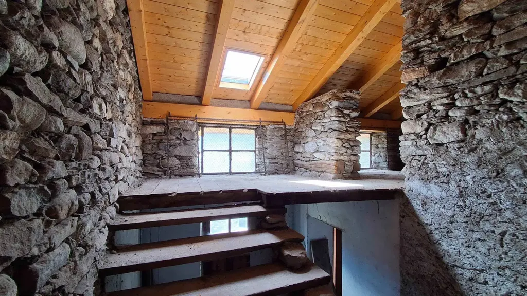 Toad - Quadrilocale to Renovate in Samolaco