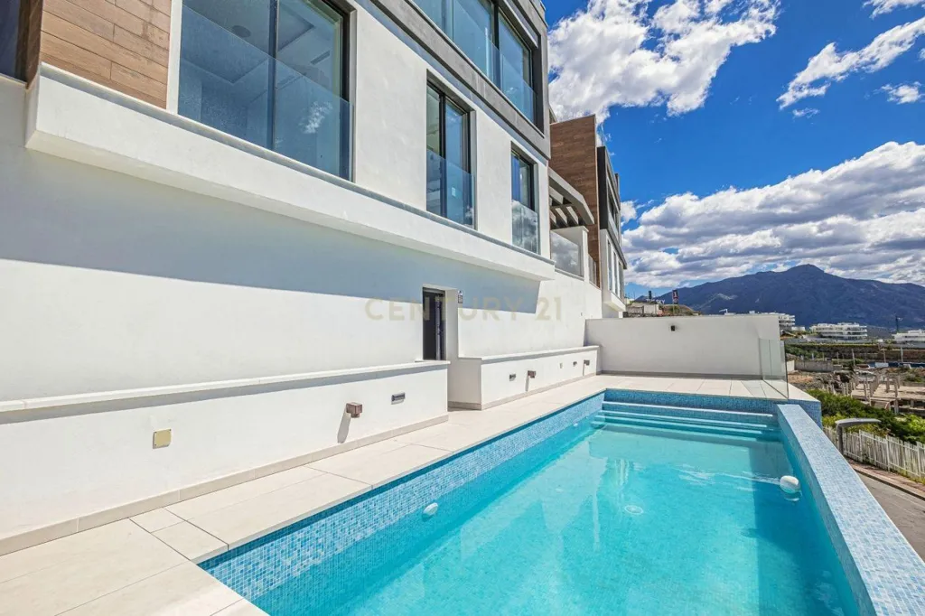 Piscina - Modern Villa with Ocean Views in Costa del Sol