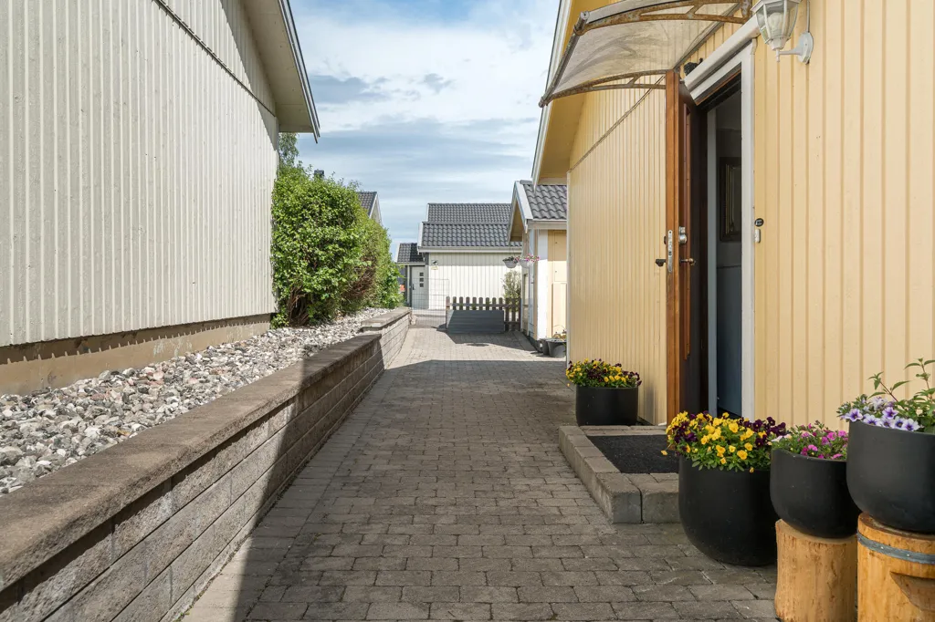 Extérieur - Corner Plot Villa with Glassed Veranda in Herrestad