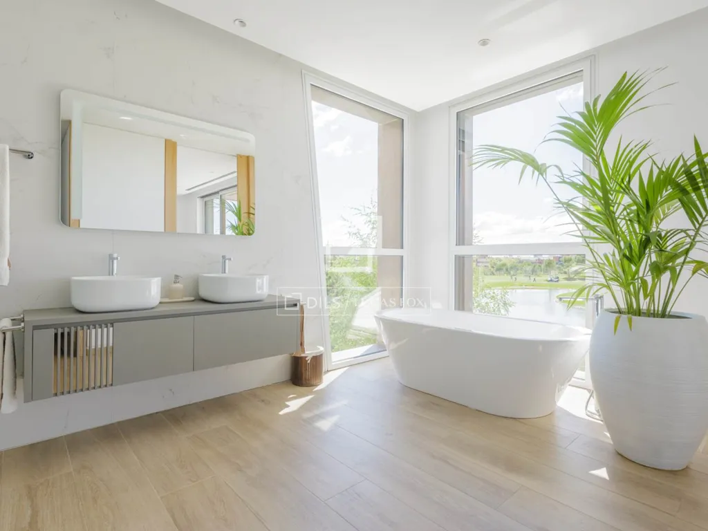 Bathrooms - Luxury Apartment with Golf Course Views in La Finca