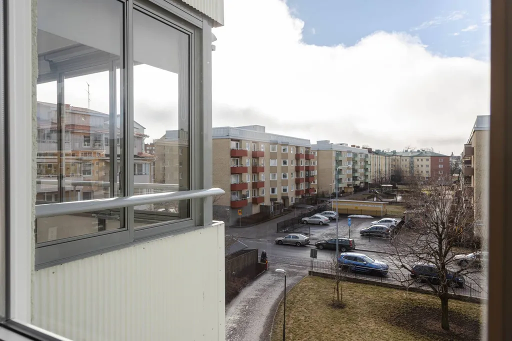 Modern Flat with South-Facing Balcony in Norr