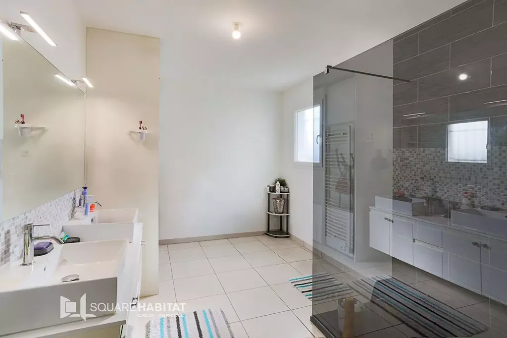Salles de bain - Maison Récente avec Jardin à Grenade