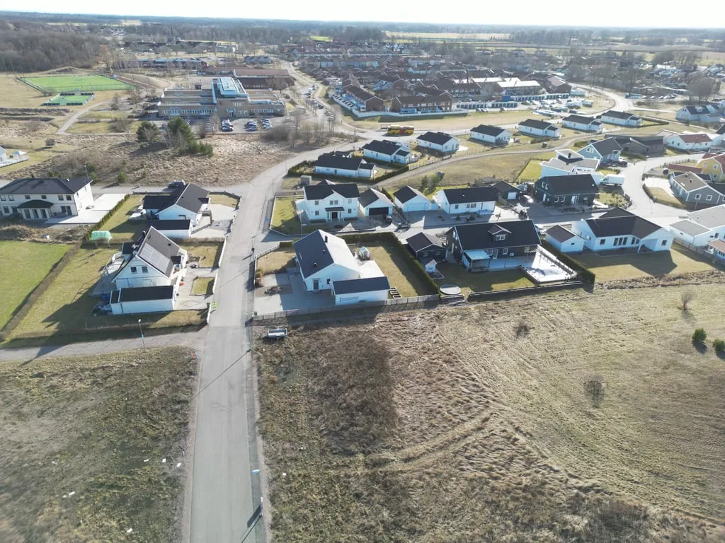 Õhuvaade - New Build Plot in Child-Friendly Smedby