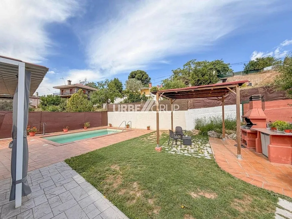 Piscine - Luxury House with Pool in Castellbisbal