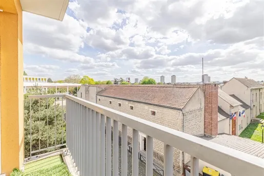 Rõdu - 2-Bed Apartment with Garden View in Le Blanc-Mesnil