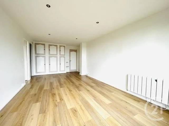 Rooms - 2-Bedroom Apartment with Balcony in Orsay
