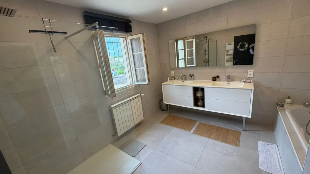 Salles de bain - Maison contemporaine avec piscine au Sud-Ouest de Bergerac