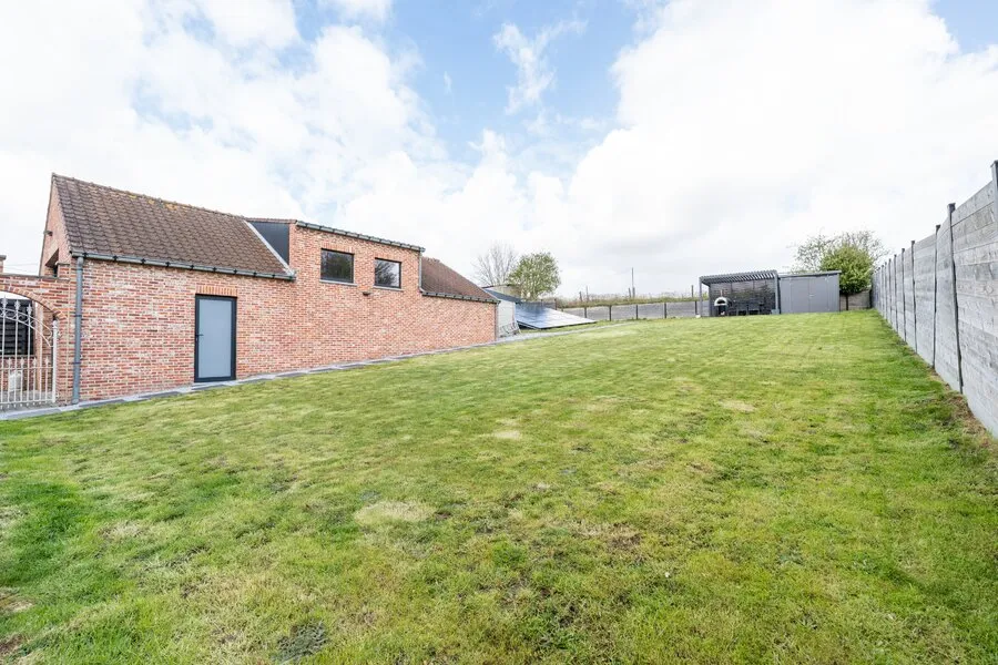 Garden - Renovated House with Workshop and Garden