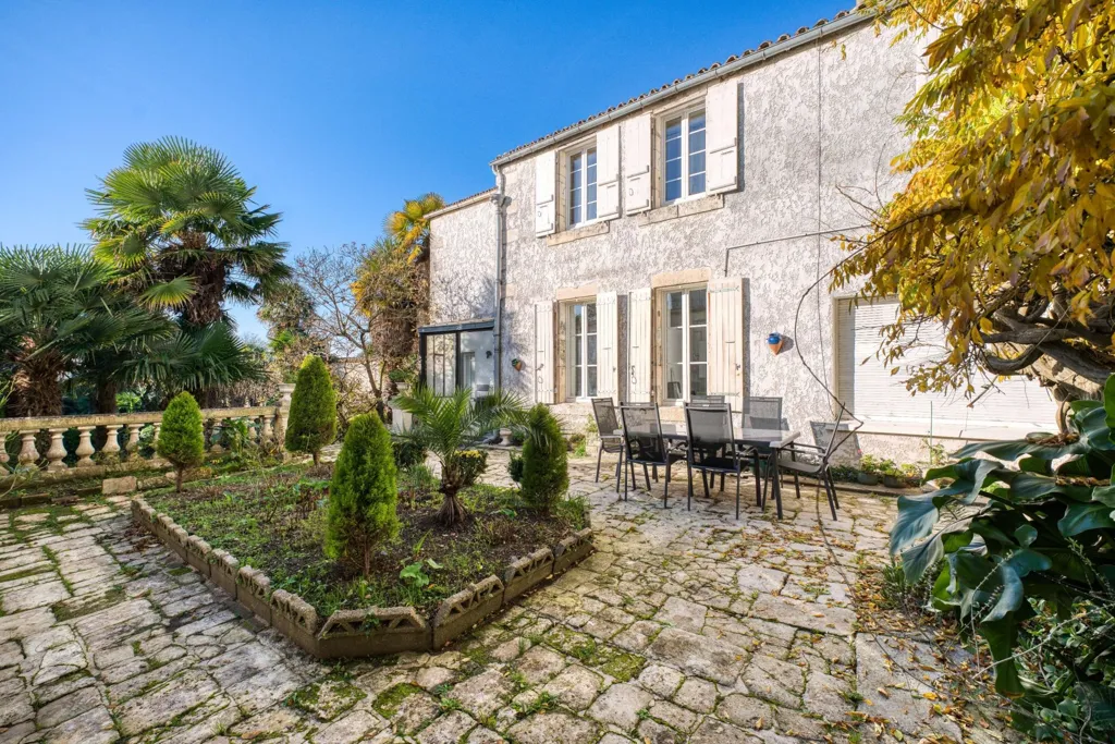 Jardin - Maison de Luxe avec Terrasse à Marennes