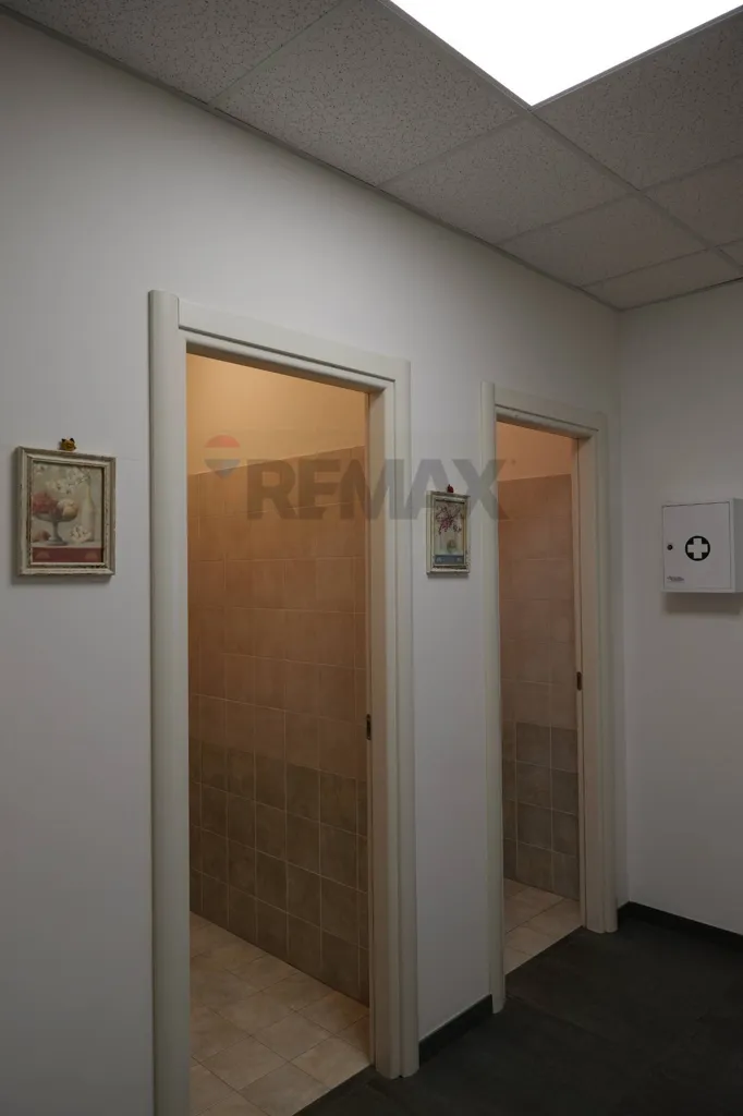 Hallway - Professional Space with Parking in Rovereta