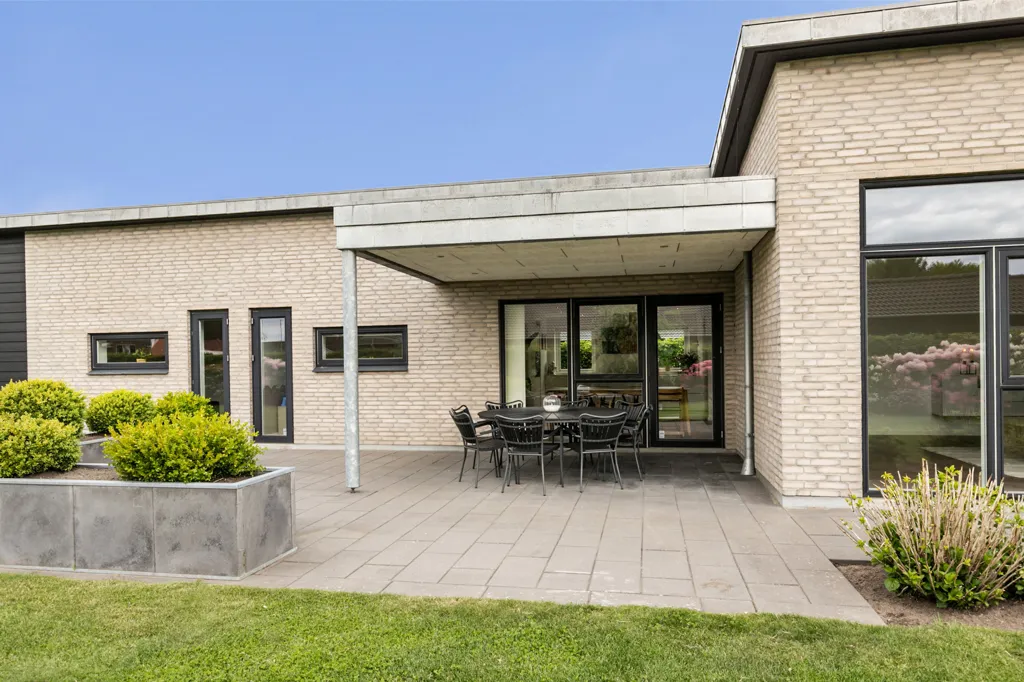 Terrasse - Modern Villa with Large Garden in Aabybro