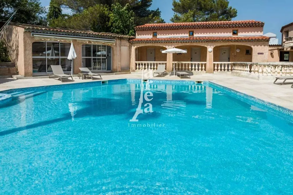 Piscine - Hôtel avec Piscine et Extension Possible à Mougins