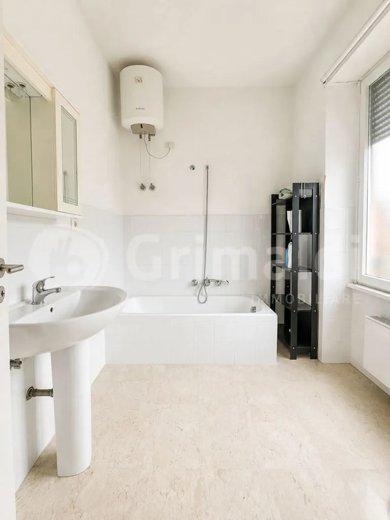 Salles de bain - High-Rise Office with Balcony in Rome