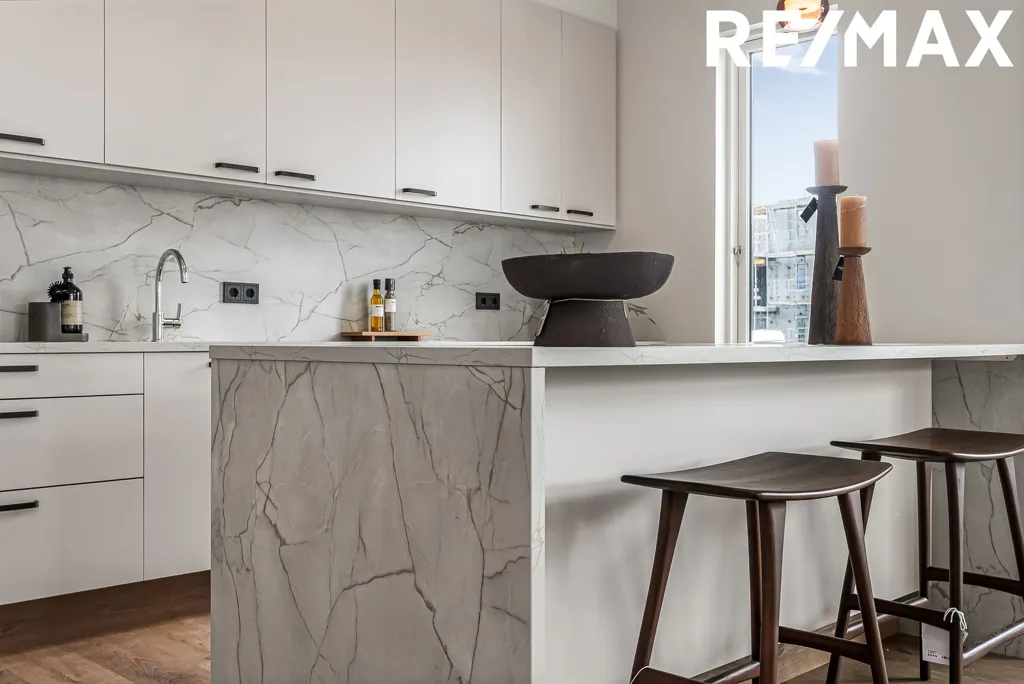 Cuisine - 5-Bed Apartment with Balcony in Álftanes