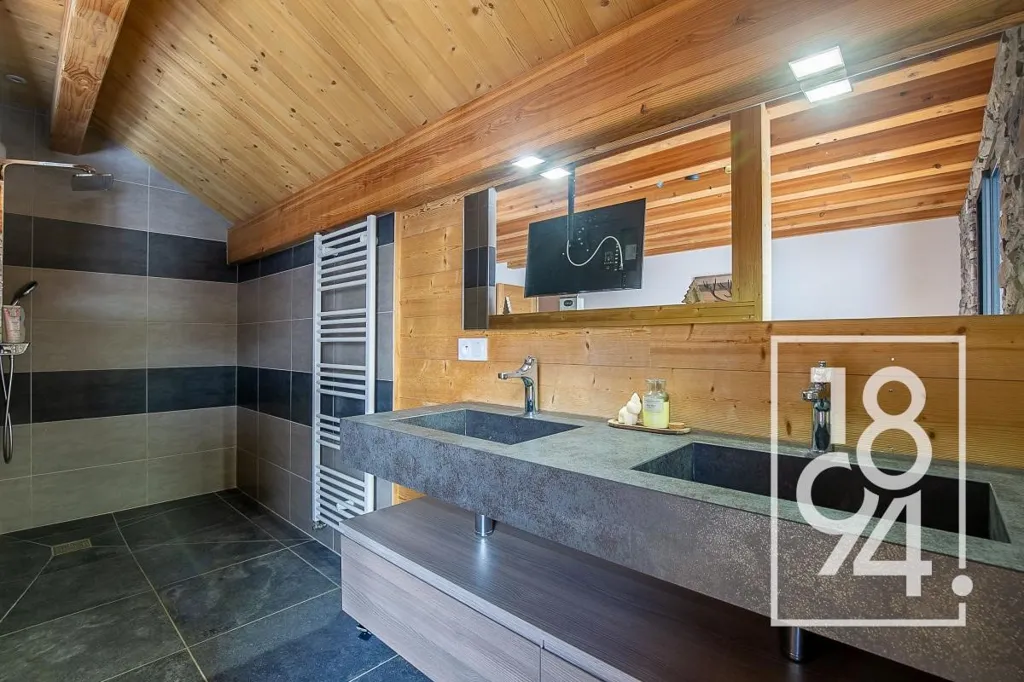 Salles de bain - Chalet Récent avec Vue Panoramique à Enchastrayes