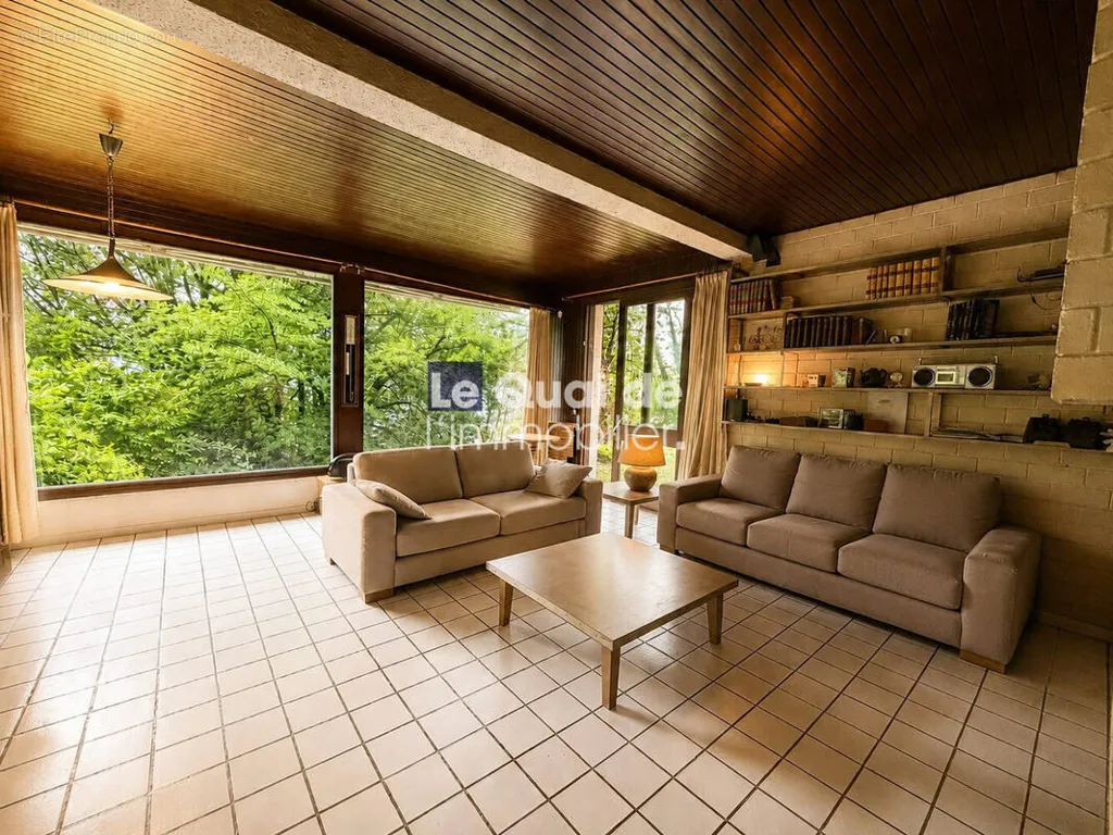 Elutuba - Architectural House with Garden in Albertville