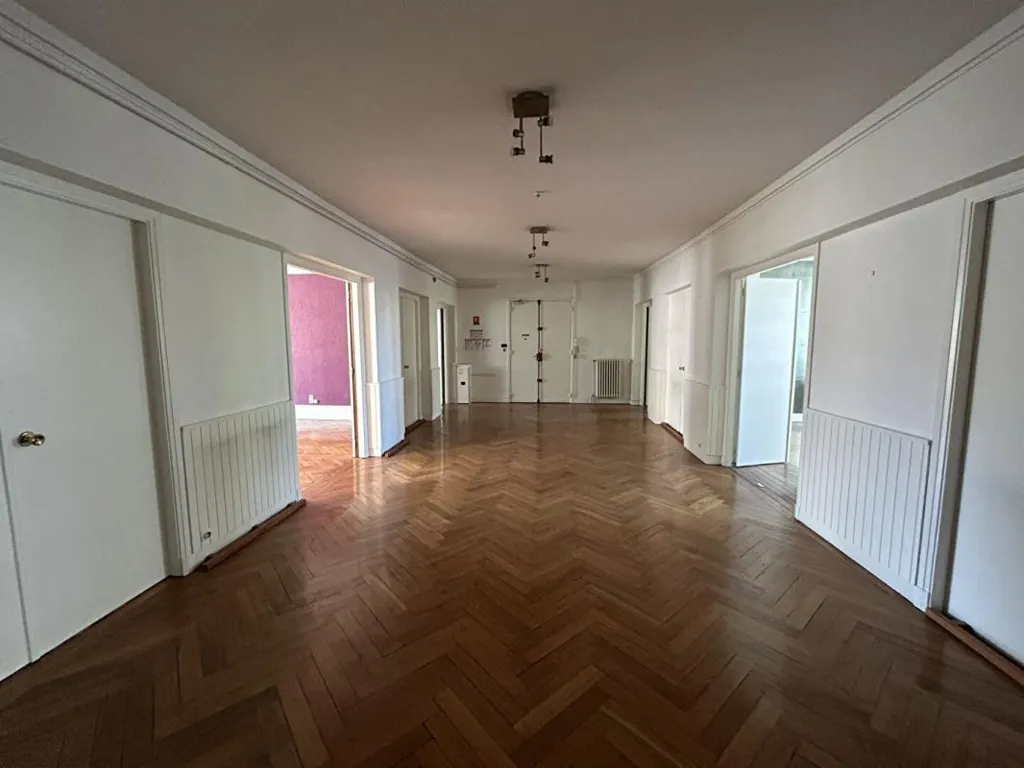Entrée - Appartement de 8 Pièces avec Terrasse en Centre-Ville