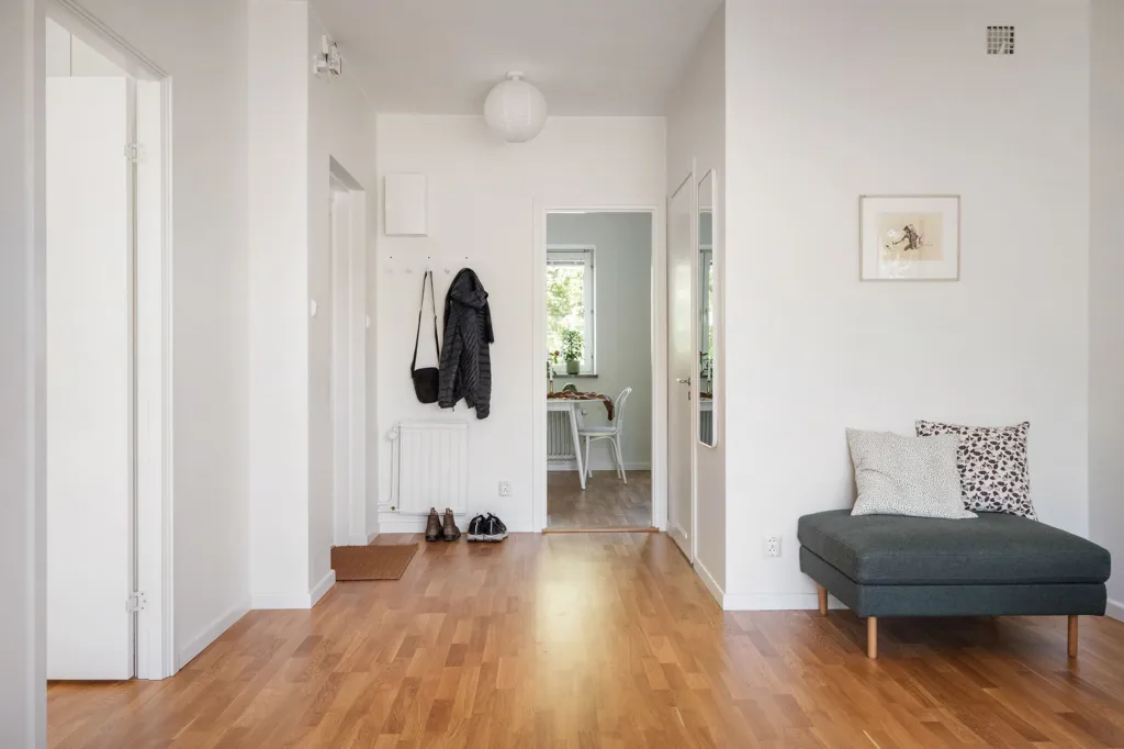 Entrée - Bright Two-Bedroom Flat with South-Facing Balcony