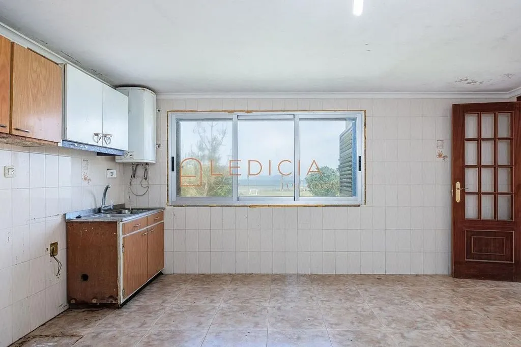 Cuisine - Chalet to Renovate in Baiona